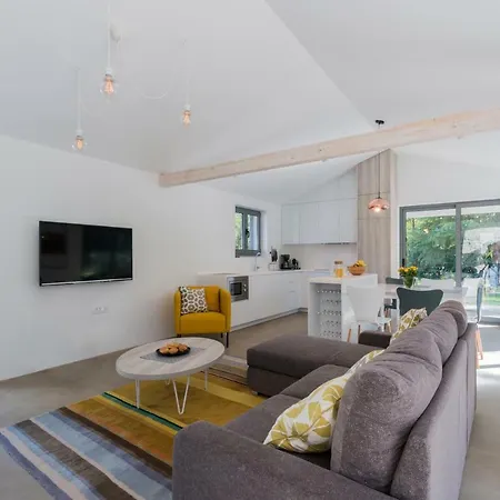 Stepancic - Large Garden And Heated Pool *